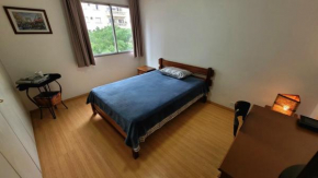 Quarto e banheiro privativos no Jardins